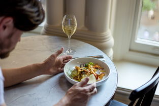 室內(nèi)餐飲的藝術(shù) 從食物到氛圍的全方位體驗(yàn)